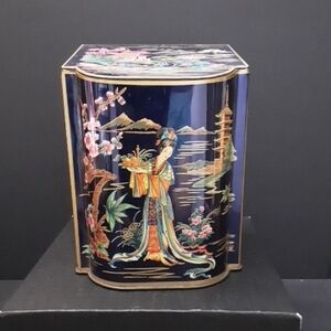 VGT,Daher Decorative Asian-Inspired Blue Chinoiserie Tea Tin .